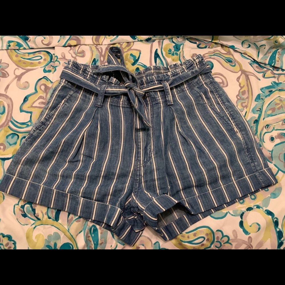 Like new American Eagle striped shorts with tie